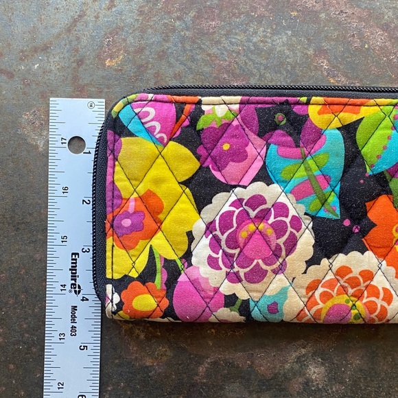 Vera Bradley Va Va Bloom Pattern (Retired) Zip-Around Quilted Wallet/Wristlet - Picture 14 of 16